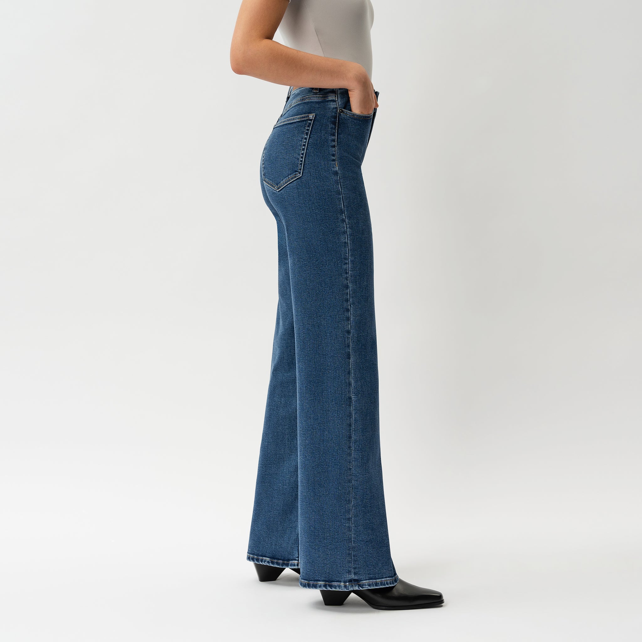 Relaxed ComfortDenim™ Jeans - Ninepine